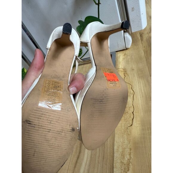 Pierre Dumas size 6.5 white peep toe heels - Picture 6 of 8
